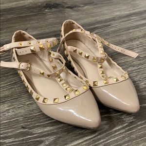 Nude pointed toe flats
